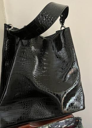 Женская лакированная сумка-хобо becksöndergaard (культовая модель семейства kayna bag / solid kayna) с глянцевым тиснением 🐊