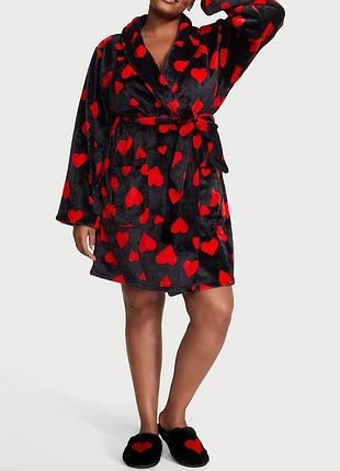 Оригинальный женский плюшевый халат victoria’s secret short cozy robe black lipstick черный с сердечками xs/s
