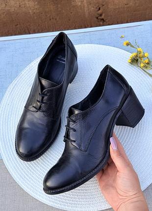 Идеальные кожаные туфли bata на толстых каблуках 40р