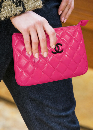 Кожаный стеганый клатч chanel 

отсутствует хлястик на бегунке