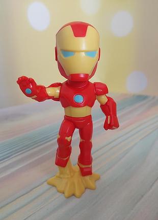 Колекційна фігурка залізної людини (iron man) із серії kinder surprise marvel (kinder maxi)
