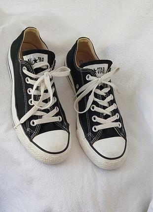 Чорно білі кеди converse.