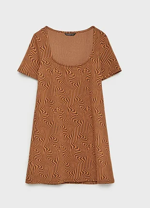 Коричневое кэжуал платье-футболка stradivarius с абстрактным узором