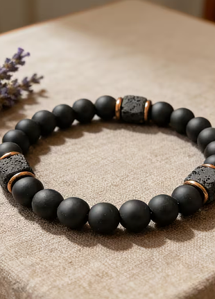 Стильный каменный браслет beads square