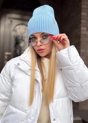 Женская вязаная шапка с отворотом голубая
