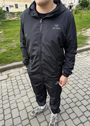 Чоловічі вітровки в чорному кольорі, є різних брендів.  ідеальна вітровка, яка відштовхує воду