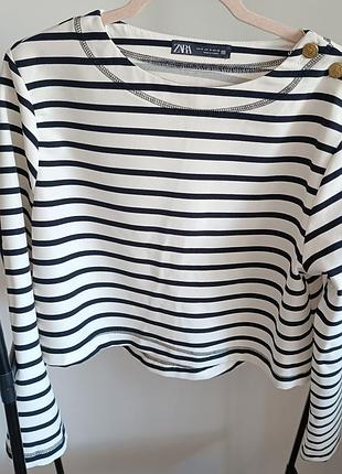 Вкорочений жіночий лонгслів у чорно-білу смужку від бренду zara.