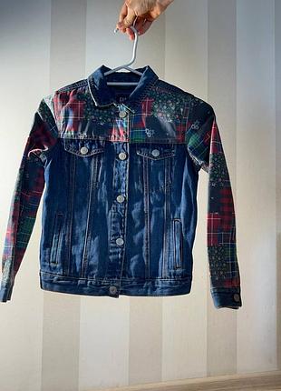 Джинсовая куртка gap m  з клетчатимі і квітковими вставками 132-140см/8-9лет