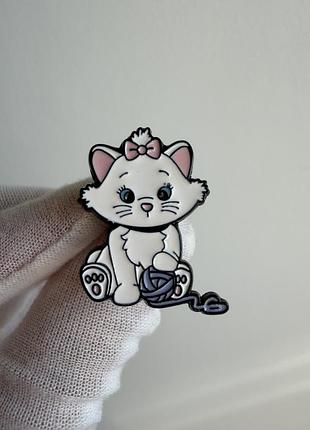 Пін значок металевий брошка кішечка марі з клубком ниток — disney «коти-аристократи» (the aristocats)