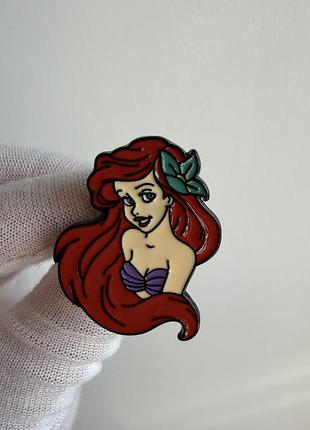 Пін значок металевий брошка принцеса аріель з квіткою — disney «русалонька» (the little mermaid)