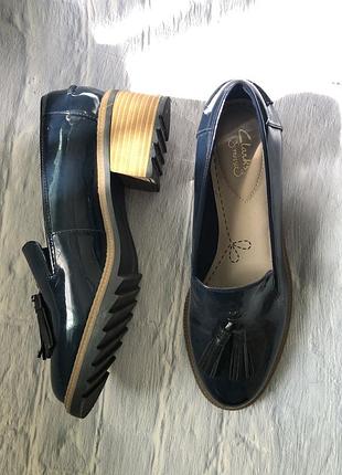 Жіночі лофери clarks сині лакові на низькому каблуці натуральна шкіра