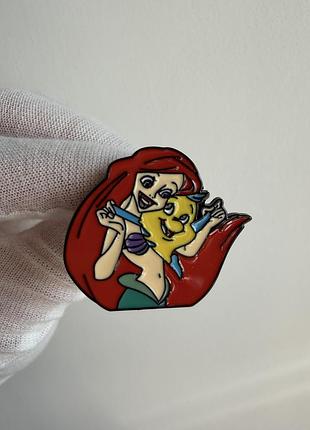 Пін значок металевий брошка аріель і флаундер — disney «русалонька» (the little mermaid)