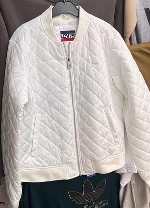 Біла стьобана куртка бомбер levi’s