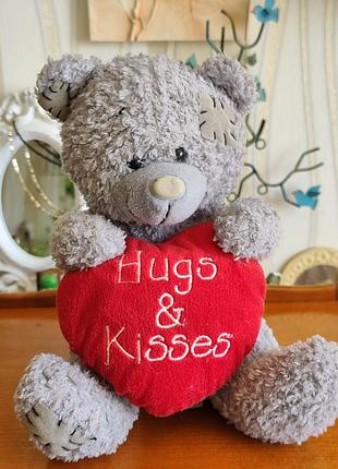 Серый плюшевый медвежонок с сердцем hugs &amp; kisses pms 320 / мишка с латками