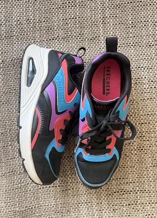 Яскраві кросівки skechers на дівчинку