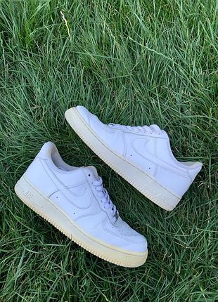 Кросівки nike air force білого кольору.