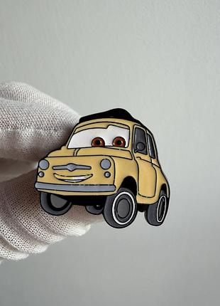 Пін значок металевий брошка луїджі (luigi) з мультфільму «тачки» disney pixar — жовтий fiat 500
