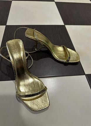 Босоніжки zara