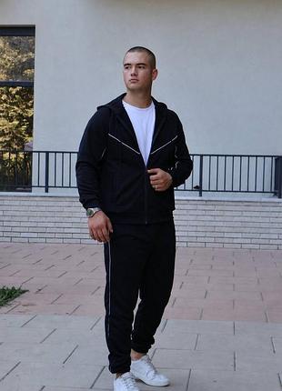Чоловічий спортивний костюм