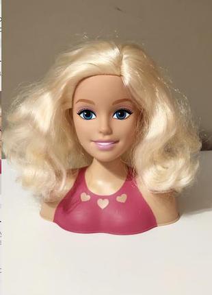 Голова-манекен для создания причесок barbie mini styling head (blonde) в розовом топе с принтом из сердечек.