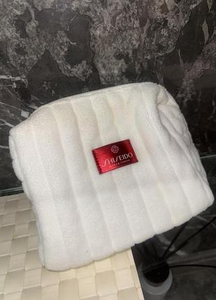 Косметичка shiseido, белая, пушистая фактура с фирменным красным лого