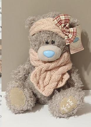 Мягкая игрушка me to you (tatty teddy) высотой 20 см, украшенная нежно-розовым вязаным шарфом и повязкой на голову с бантом.