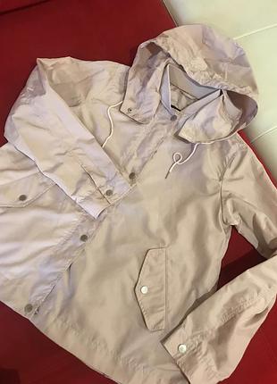 Лёгкая ветровка zara свободного кроя.