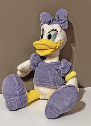 Мягкая плюшевая игрушка дейзи дак (daisy duck) из вселенной disney, выполненная в лилово-фиолетовой гамме сидя 24см,в полном росте будет больше