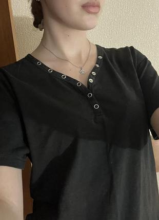 Трендова вінтажна чорна футболка з люверсами та принтом на спині 🖤