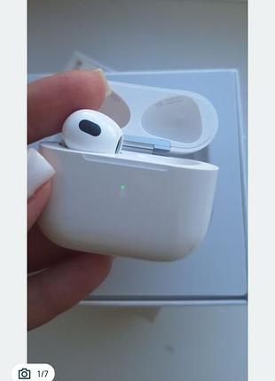Оригиналтный кейс и 1 наушник, левый airpods