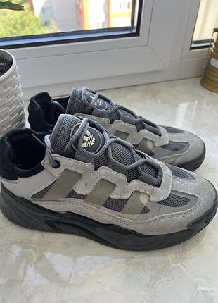 Кросівки adidas жіночі