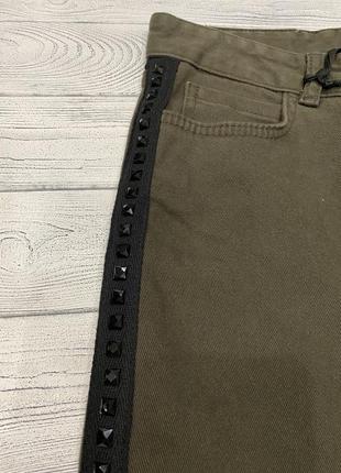 Жіночі джинси amnesia кольору хакі з чорним лампасом з страз6 фото
