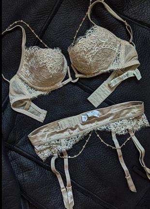 Нежный комплект бюстгальтер и пояс для чулок от бренда intimissimi