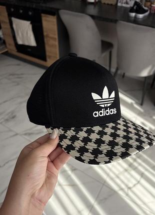 Чорно-біла кепка adidas originals