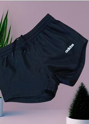Дитячи спортивні шорти від бренду adidas.