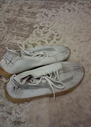 Текстильные кроссовки в стиле yeezy на резиновой подошве для дачи или работ.