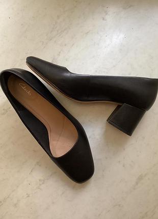 Класичні шкіряні туфлі clarks