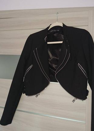 Стильна вкорочена куртка zara