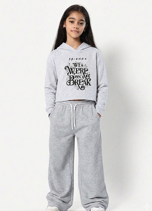Принт friends 👕 серое укороченное худи friends 👧 укороченная кофта с капюшоном для девочки 7-10 лет 🎒 детская реглан толстовка 128-140