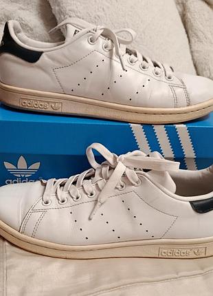 Adidas stan smith, р. 43,5 .(27,5 см). белые кожаные кроссовки с черными вставками на заднике и фирменной перфорацией вместо полосок,
