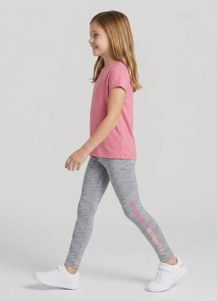 Дитячі легінси under armour girls' wordmark leggings сірого кольору з яскравим рожевим принтом логотипа