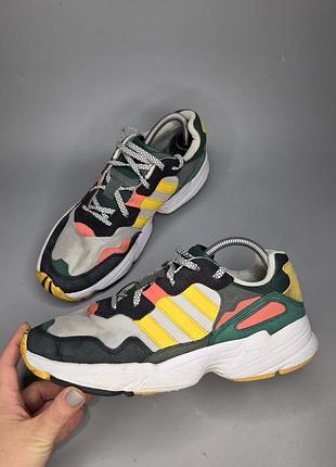 Чоловічі кросівки adidas originals yung-96 у фірмовому ретро-забарвленні grey one / bold gold / solar red