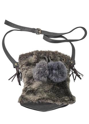 Женская меховая сумка-кисет (bucket bag) серого оттенка с длинным кожаным ремешком через плечо