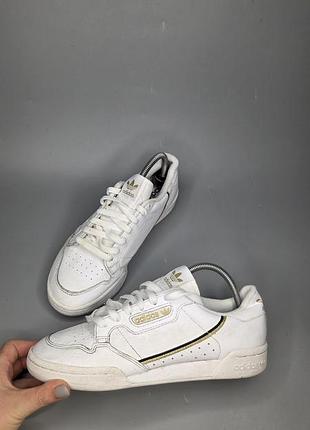 Білі кросівки adidas continental 80 у забарвленні cloud white / core black / gold metallic