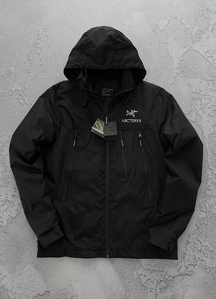 Ветровка arc'teryx черного и белого цвета