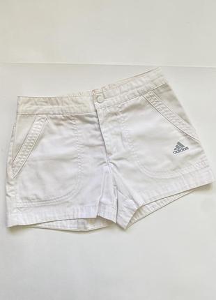 Летние женские шорты от спортивного бренда adidas в классическом белом цвете размер xs