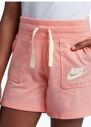 Женские шорты nike персикового цвета.