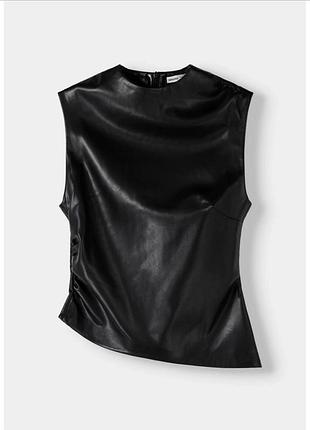 Топ з екошкіри bershka