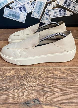 Туфлі лофери , reiss , чоловічі,мають білий  колір , розмір 43 , розмір устілки 27,5 сантиметрів.