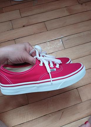 Красные кеды от vans